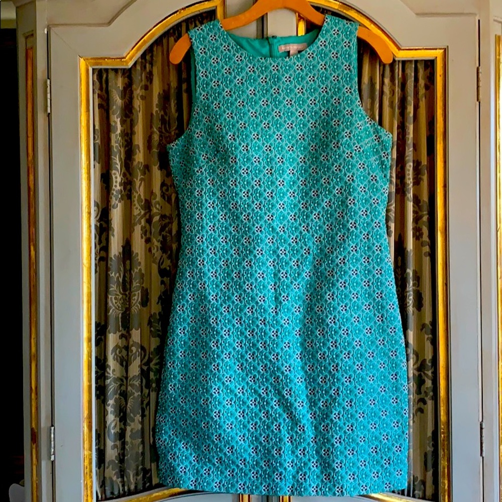 Beautiful sheath dress 👗 zips in back/ lined